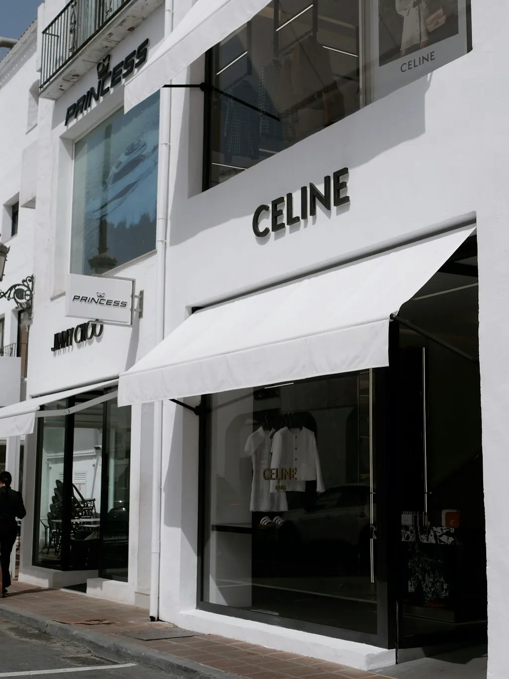 アップスケールショッピング街に並ぶCelineとJimmy Chooのラグジュアリーブランド店舗外観