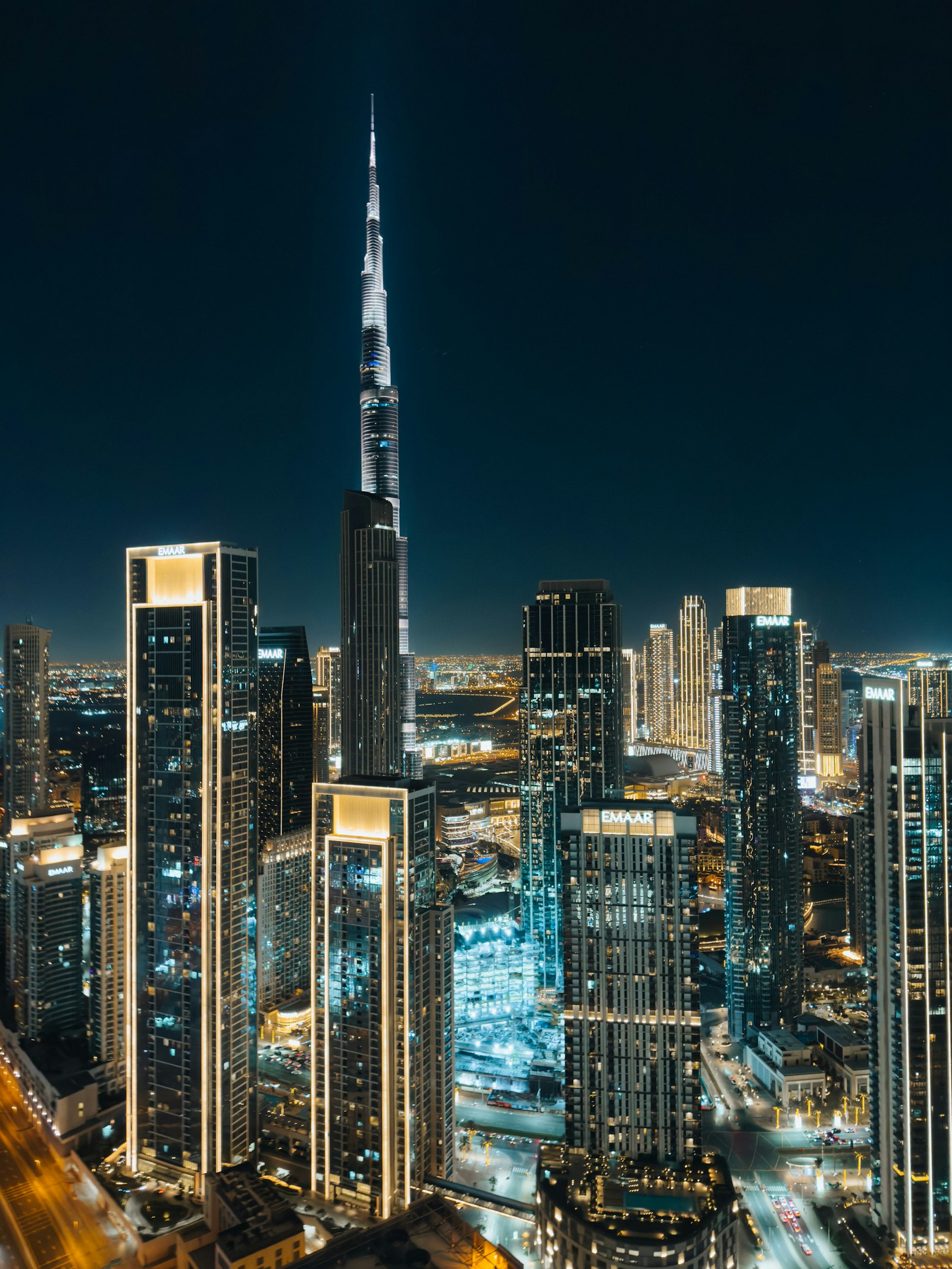 ドバイの高層ビル群とマリーナが広がる都市の夜景