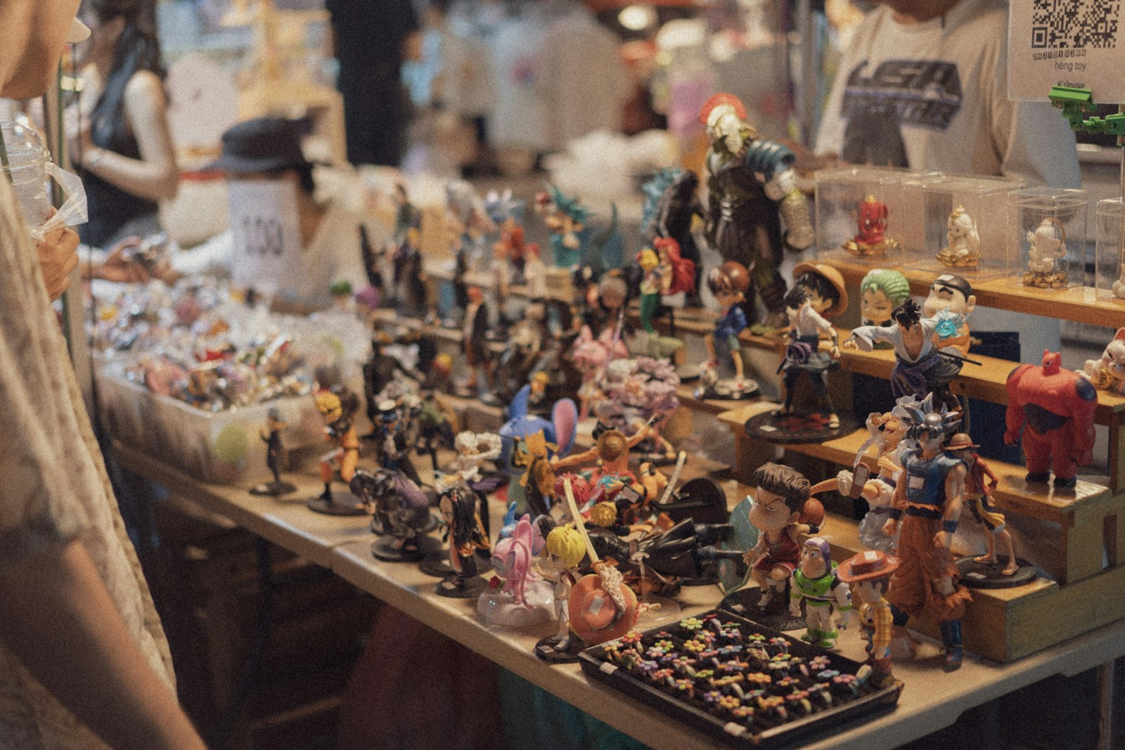 展示台に並べられたカラフルなコレクターフィギュアの展示
