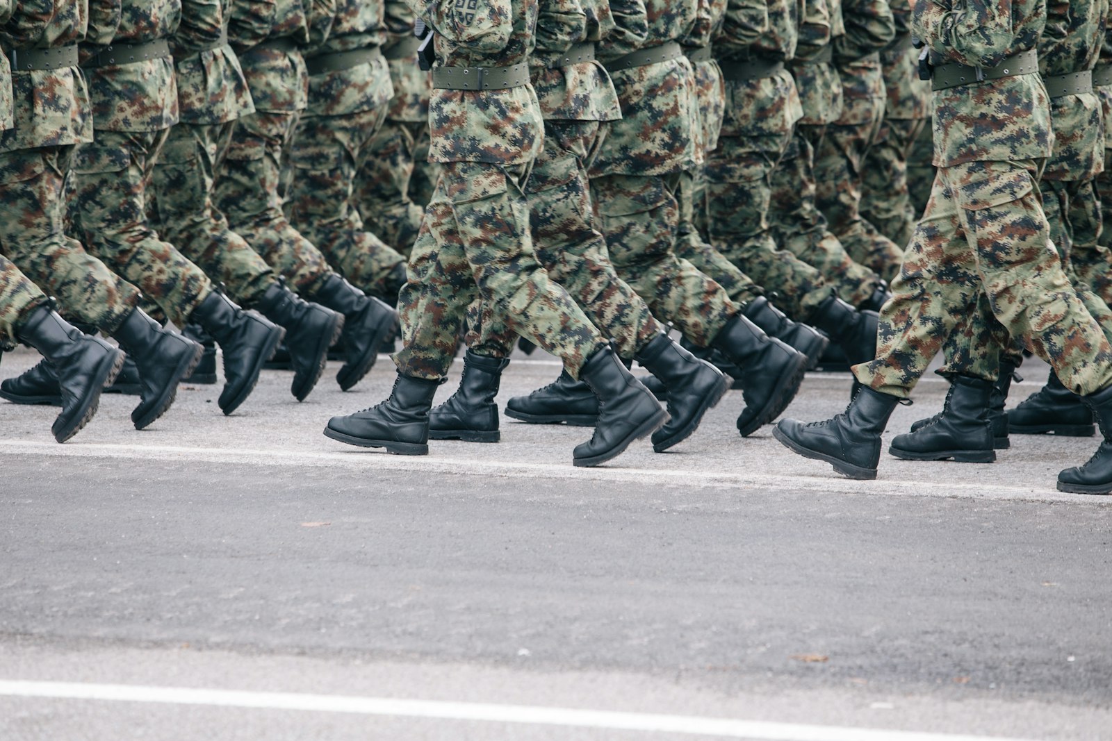 野外演習を行う軍服姿の兵士たちの訓練シーン