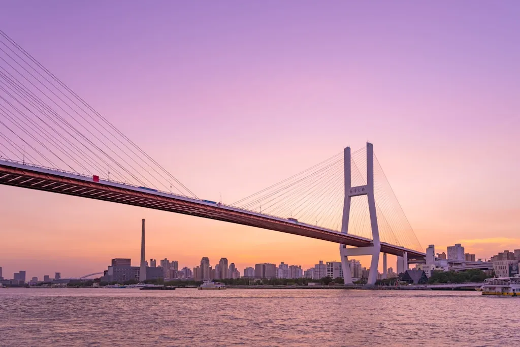 上海南浦大橋の俯瞰写真と夕刻の都市景観