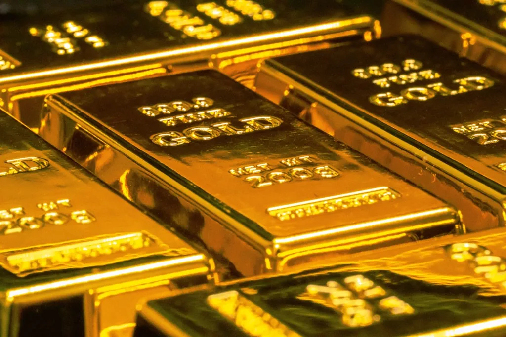 銀色とプラチナ色の金属インゴットが並ぶ貴金属市場の象徴的な物撮り