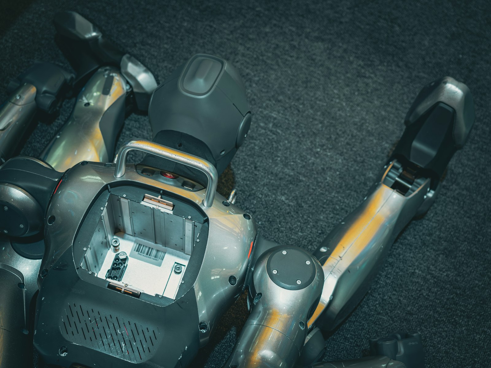 内部メカニズムが露出した人型ロボットの胴体と腕部のクローズアップ