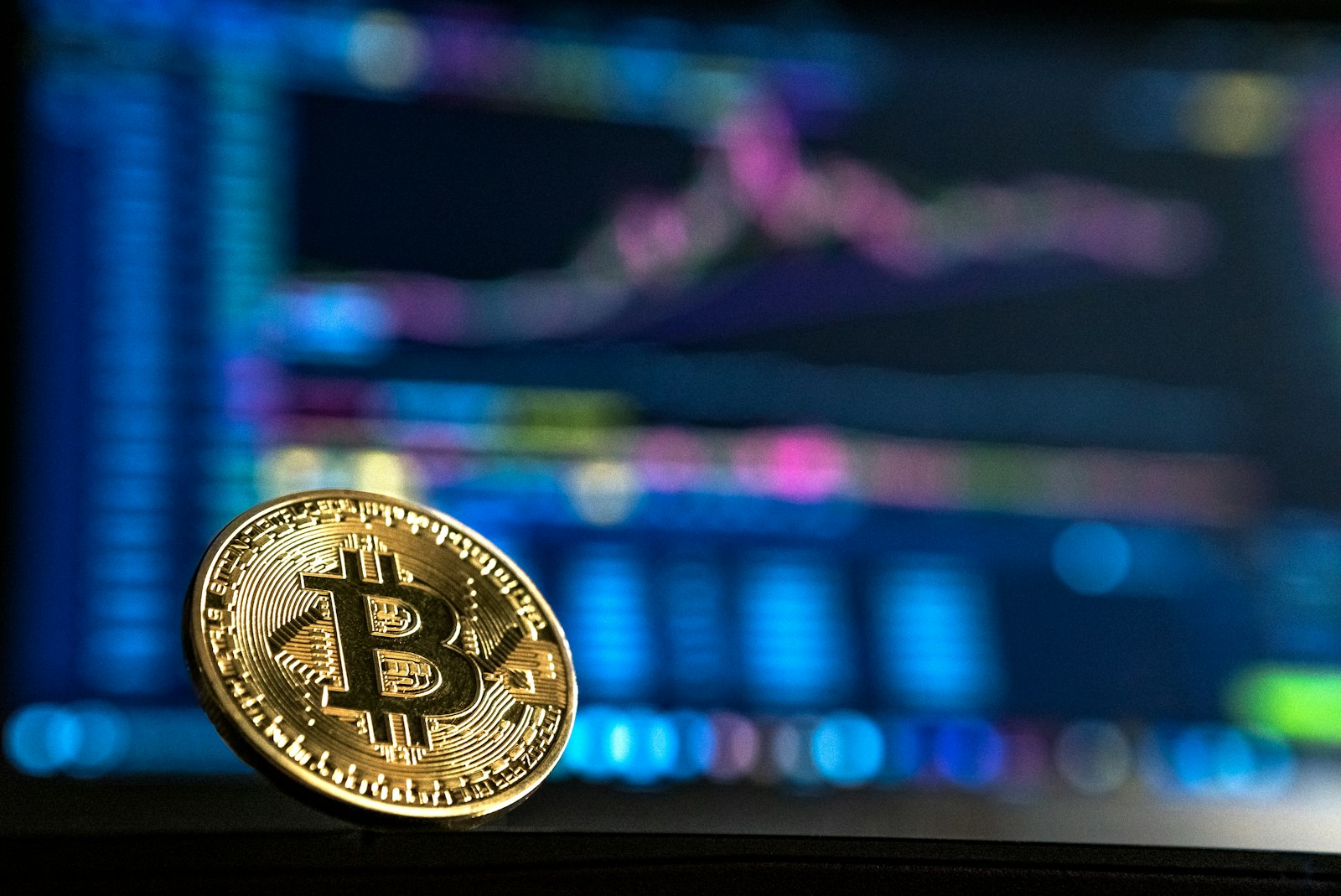 青く光るデジタルネットワークの抽象的なイメージ