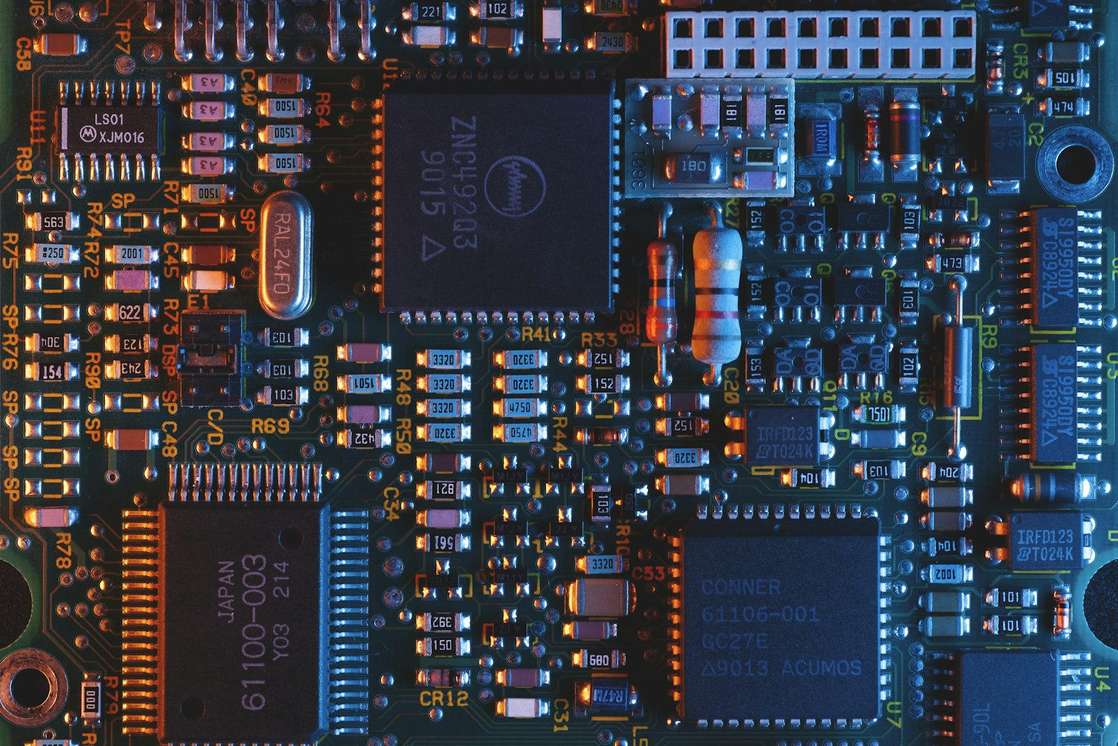 先端半導体パッケージング技術の覇権争い — HBM・チップレット・CoWoSが変える半導体産業の構造