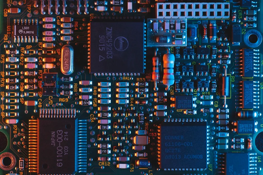 先端半導体パッケージング技術の覇権争い — HBM・チップレット・CoWoSが変える半導体産業の構造