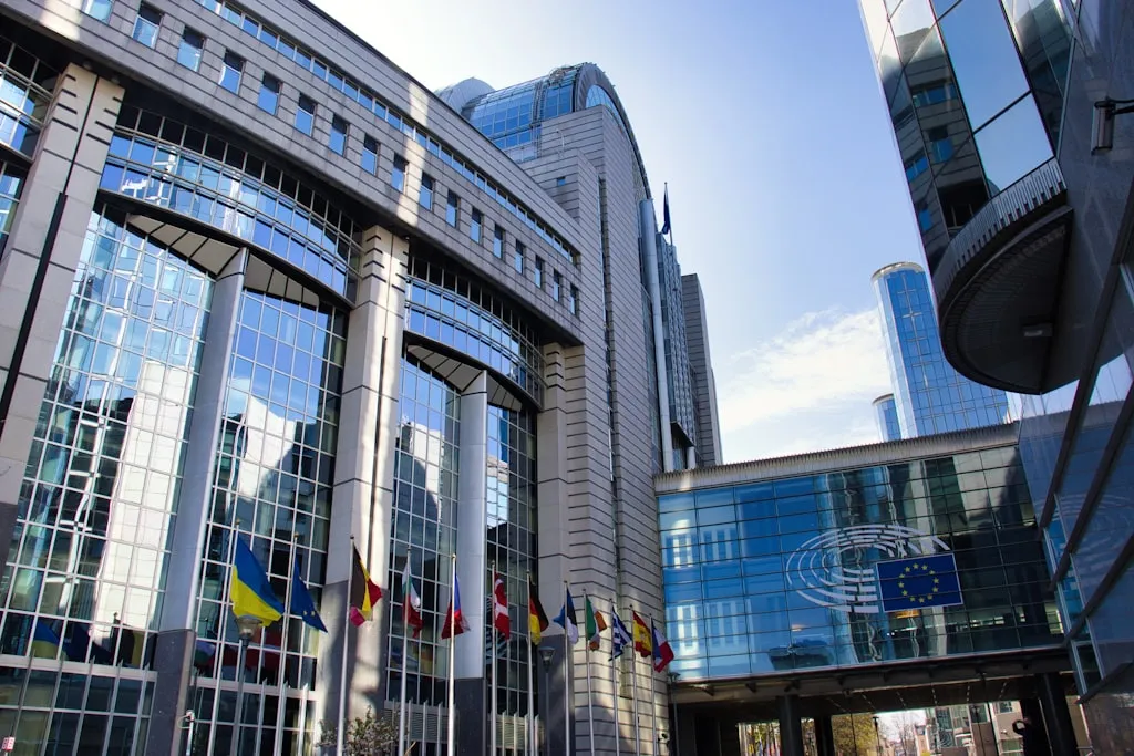 ブリュッセルのEU欧州議会の現代的な建物外観に翻る加盟国の国旗