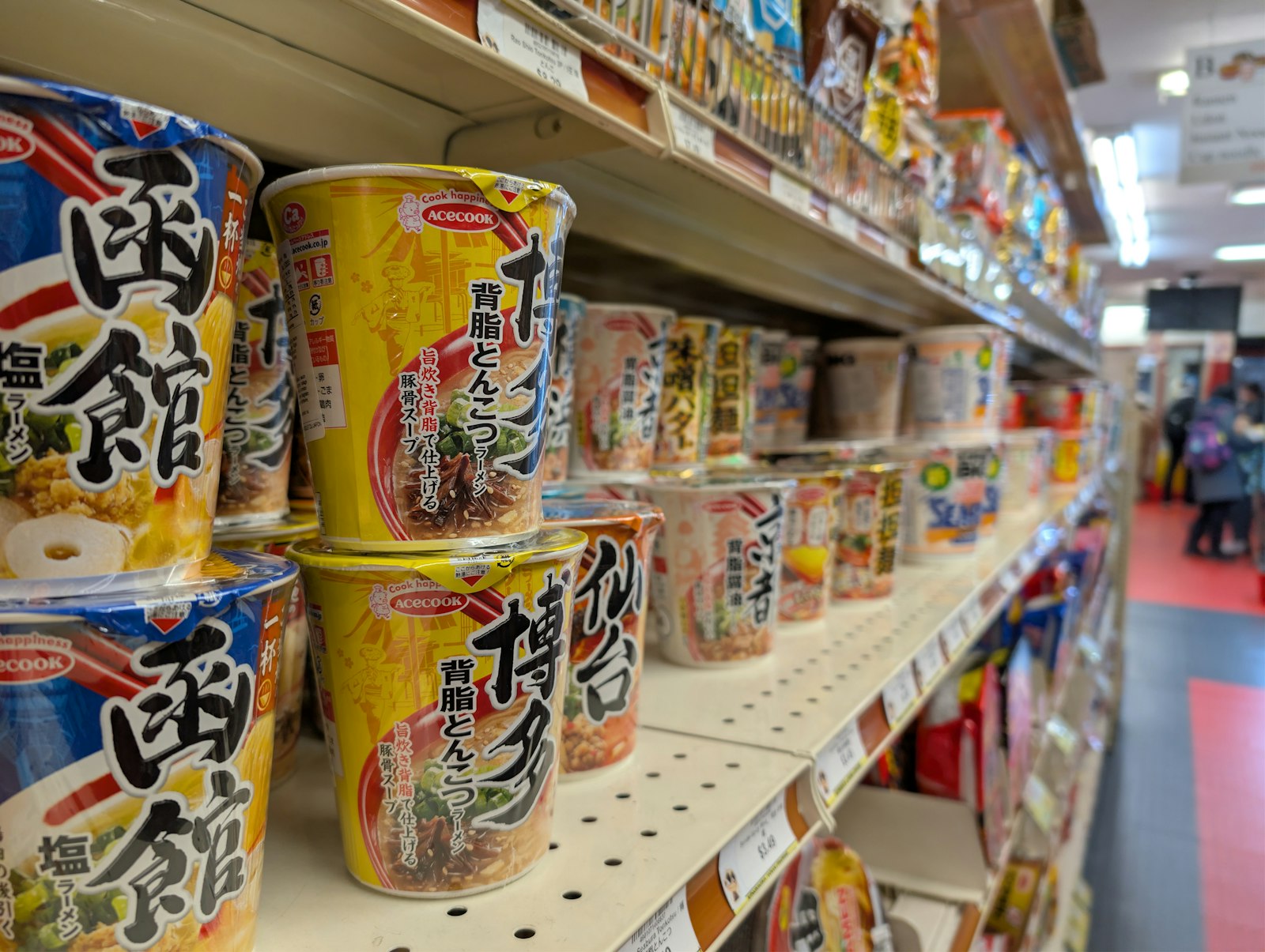 日本のスーパーマーケットの棚に並ぶカップラーメンの陳列